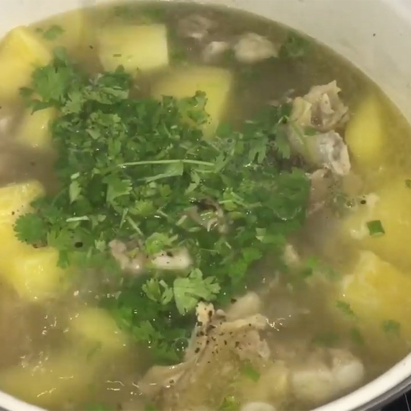 Thêm đậu bắp vào nồi canh đậu bắp nấm và đợi chín