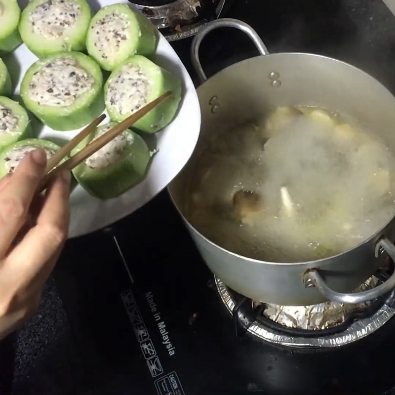 Kiểm tra độ chín của bí đao và nấm trong món canh bí đao ngon