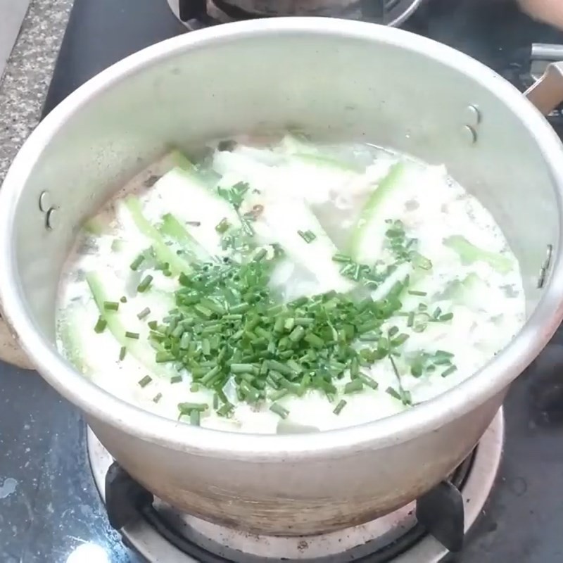 Thêm đậu hũ đã sơ chế vào nồi canh mồng tơi chay đang sôi