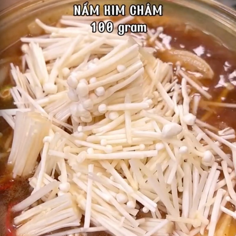 Cho đậu hũ và nước vào nồi, đun sôi để nấu canh rau càng cua.