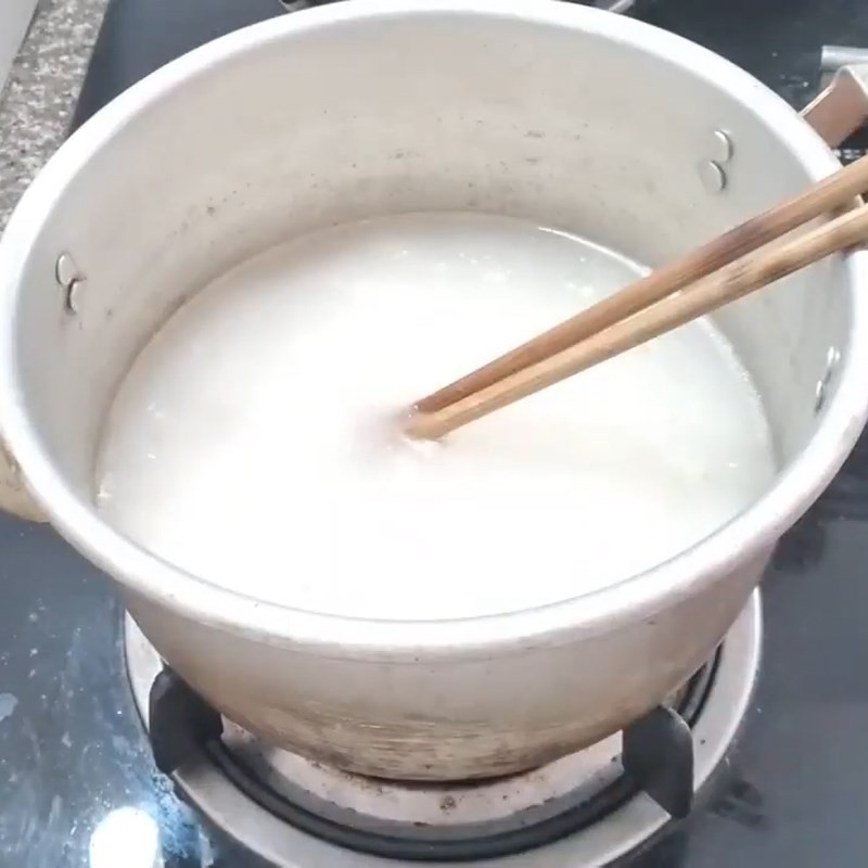 Thêm nước vào nồi đậu phộng xào, bắt đầu nấu canh bí đao ngon
