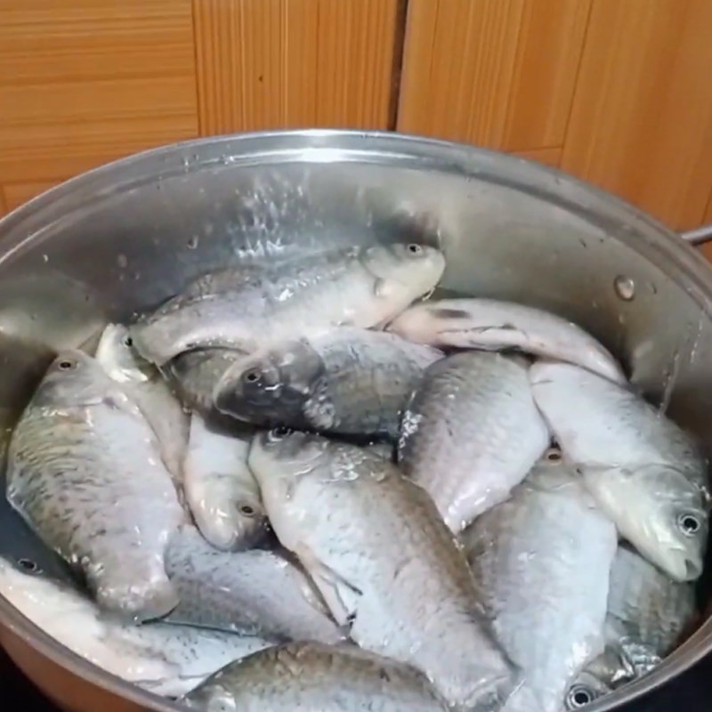 Luộc cá diếc cùng rượu trắng để khử mùi tanh