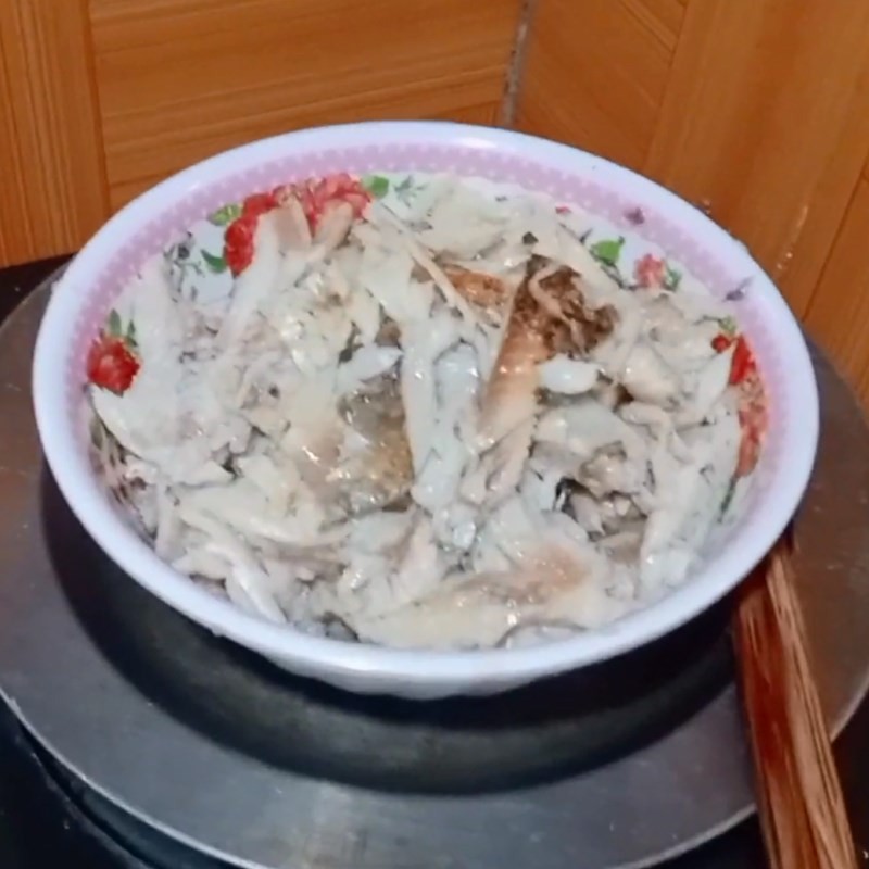 Thêm cải chua đã sơ chế vào nồi canh