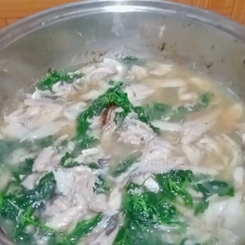 Cách nấu sườn nấu nấm: Cho táo đỏ và nấm hương vào nồi canh