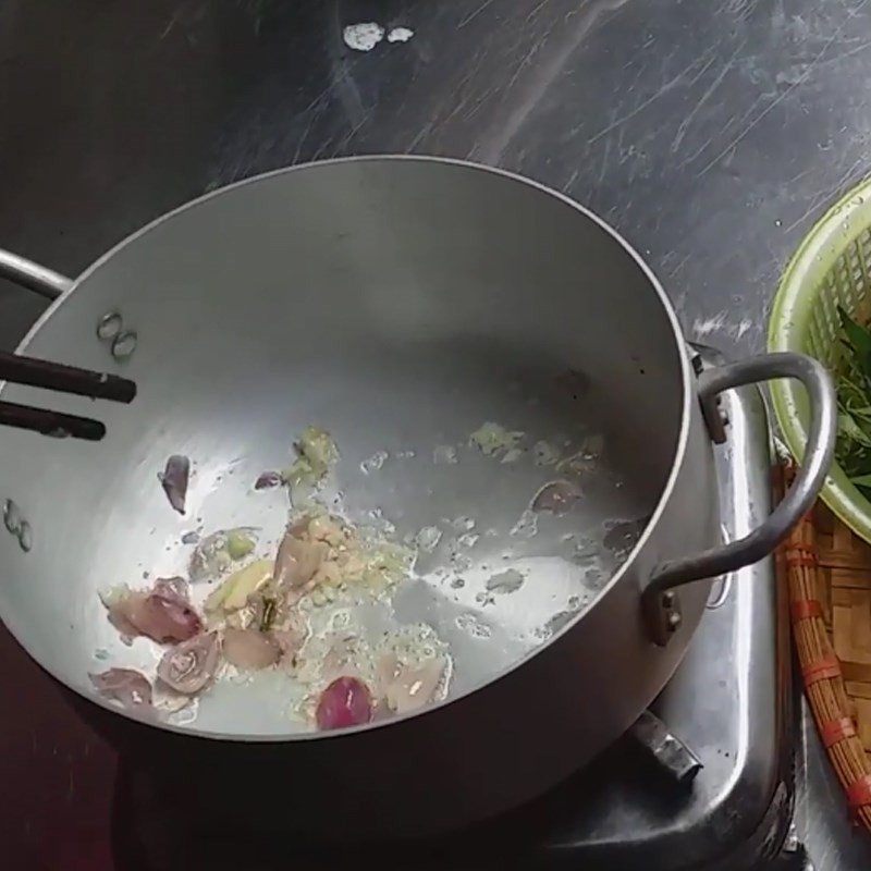 Nước canh cà chua chay sôi sục trên bếp