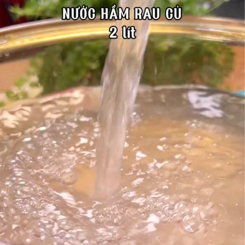 Thêm rau càng cua vào nồi canh đậu hũ đang sôi, nấu nhanh để giữ độ giòn.
