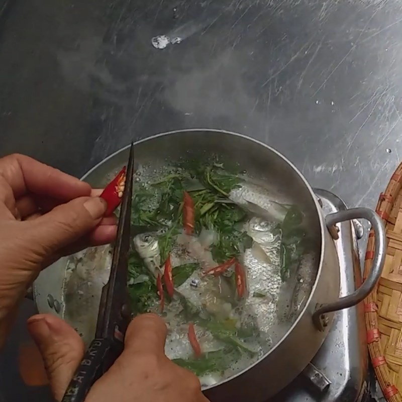 Thêm hành lá và gia vị vào canh cà chua chay