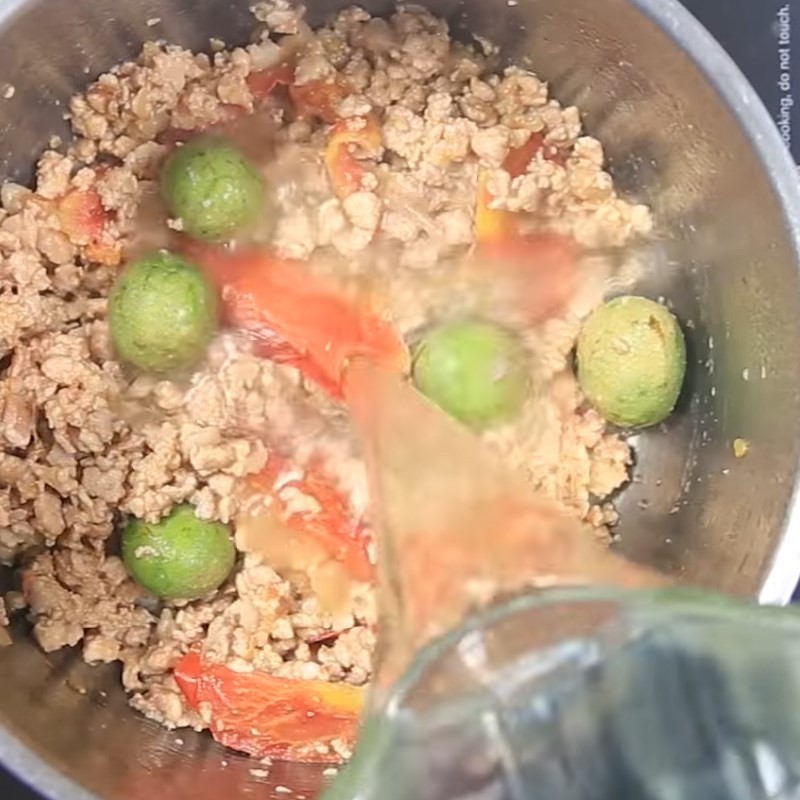 Nấu canh khoai mỡ với nước sôi, thêm khoai mỡ, nấm đùi gà và nêm nếm gia vị vừa ăn, sau cùng thêm rau thơm