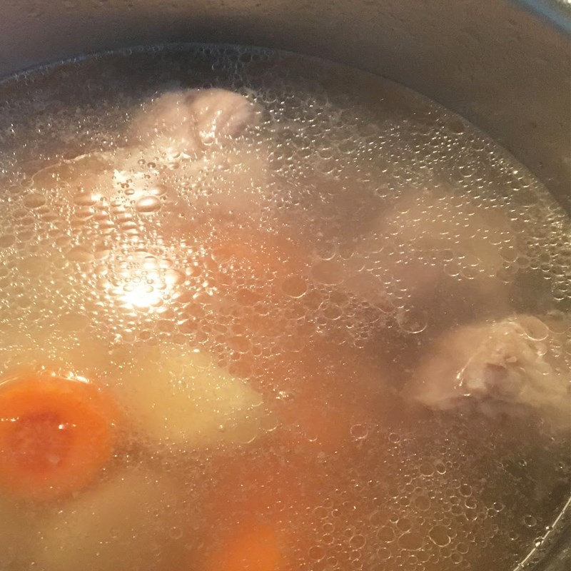 Nhẹ nhàng cho cá chiên sơ vào nồi canh