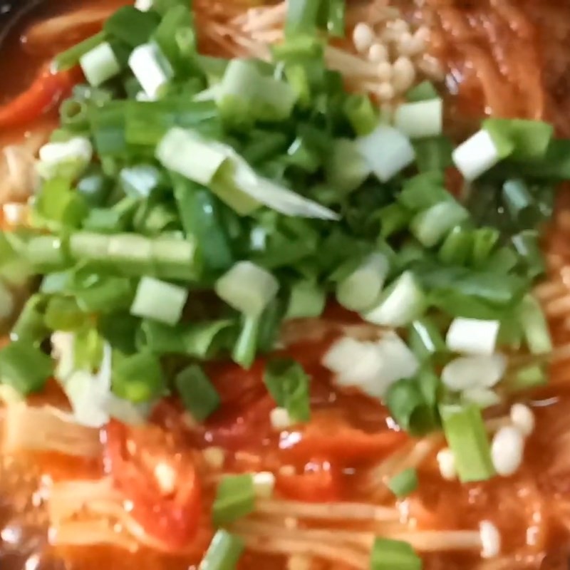 Bông hẹ tươi xanh được thêm vào nồi canh