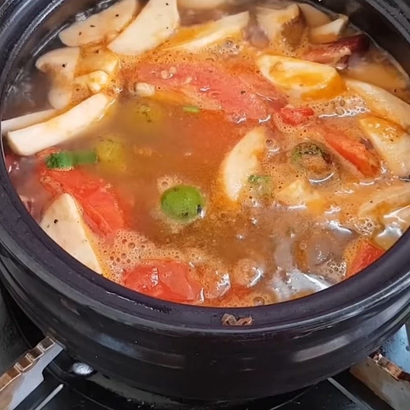 Cho đậu hũ non vào nồi canh bông hẹ đang sôi
