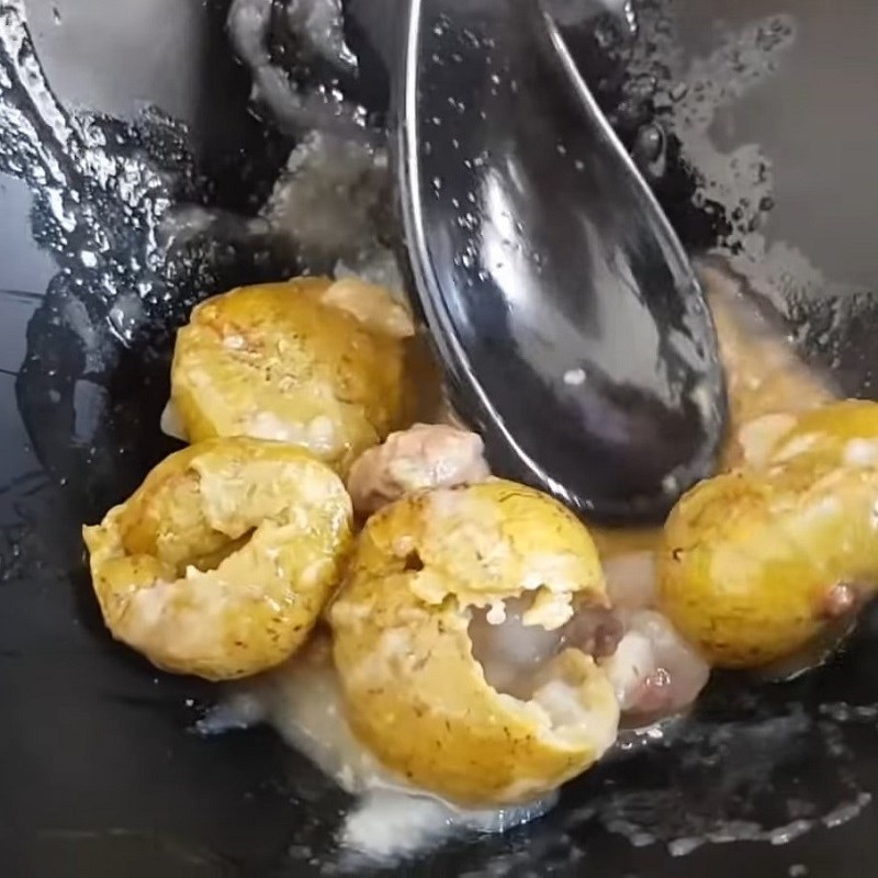 Phi thơm tỏi băm trong nồi để nấu canh bông hẹ