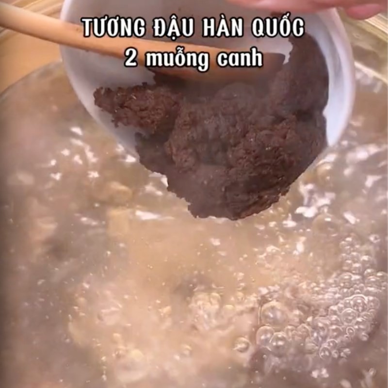 Phi thơm hành tím và xào thịt bò để làm nền cho canh rau càng cua.