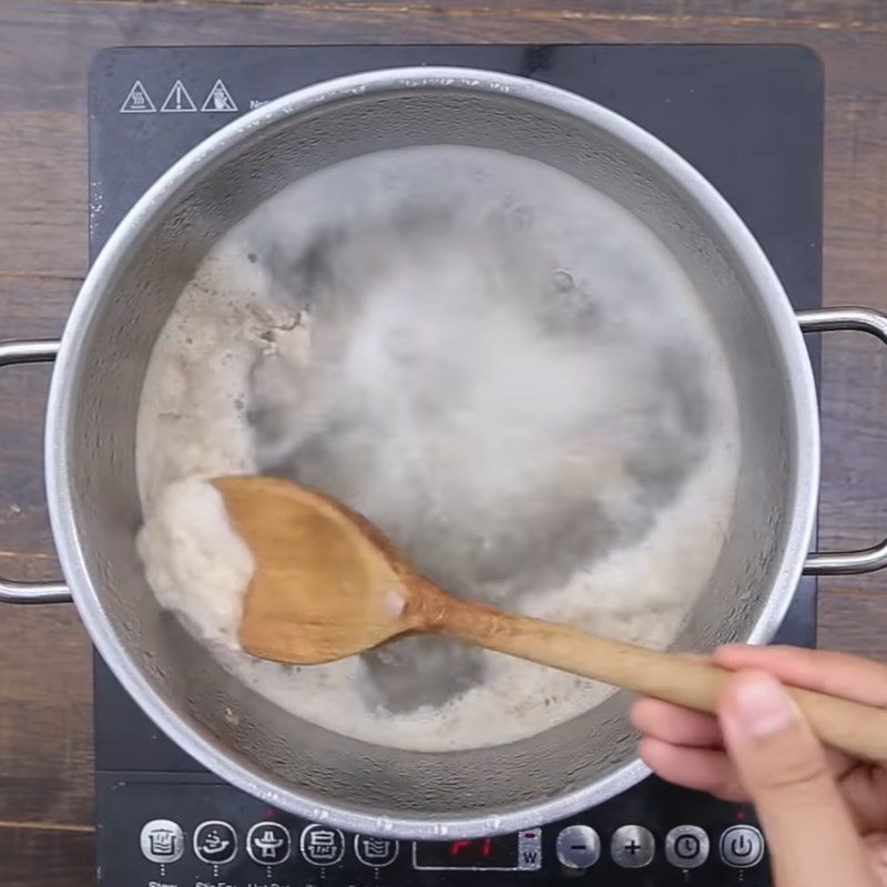 Nấu canh sò huyết với sả và gia vị cơ bản để nước dùng đậm đà