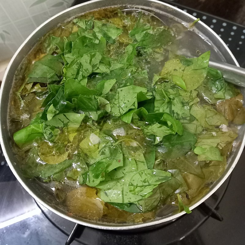 Nêm nếm gia vị muối, tiêu, dầu mè vào nồi canh trứng gà để hương vị thêm phần hấp dẫn.