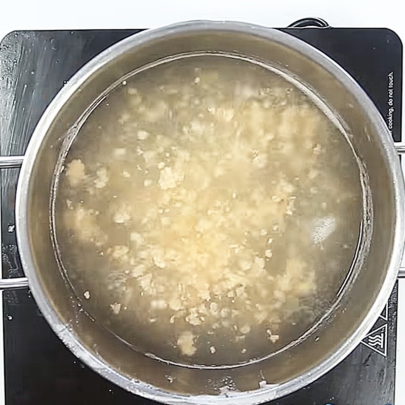 Đổ nước vào nồi tôm đã xào, bắt đầu giai đoạn nấu nước dùng cho canh rau ngót