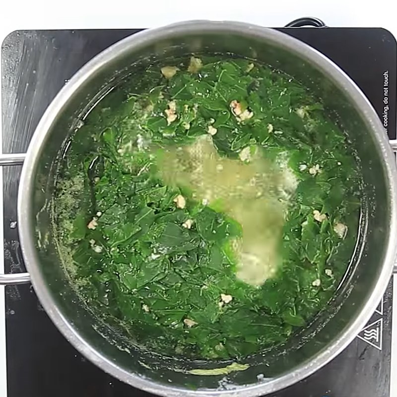 Nêm nếm gia vị cho canh rau ngót nấu tôm, hoàn thiện hương vị món ăn