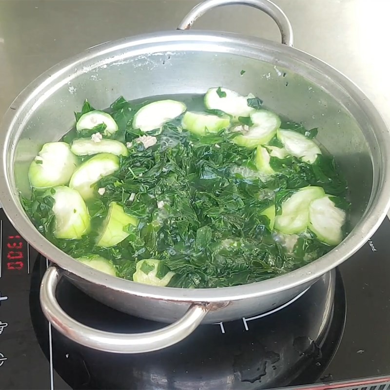 Cho hành lá cắt khúc vào nồi canh kim chi thịt heo trước khi tắt bếp, tăng thêm màu sắc và hương vị cho cách nấu canh kim chi đơn giản.