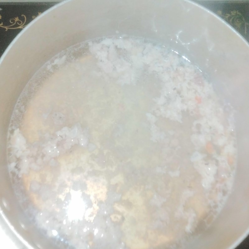 Thêm nước và gia vị vào nồi canh