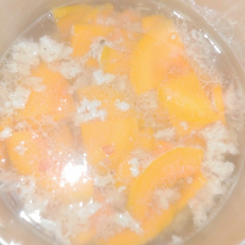 Cho bí đỏ vào nồi canh
