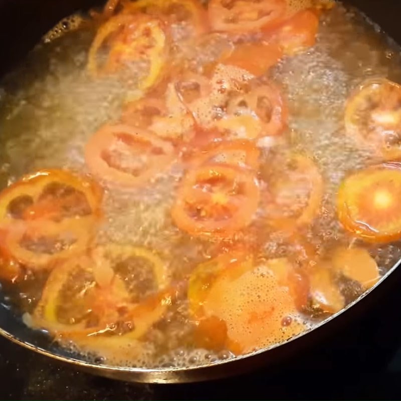 Nước sôi, nêm gia vị và cho đậu phụ vào nồi canh đậu phụ cà chua