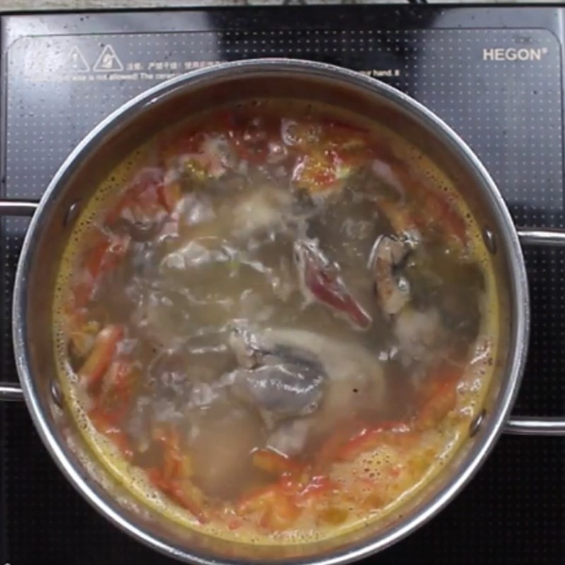 Thêm măng chua vào nồi canh cá chẽm