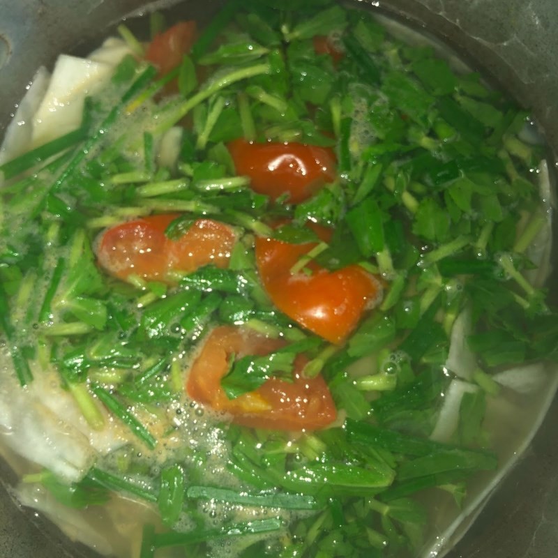 Thêm rau thơm vào món canh chua cá bã trầu