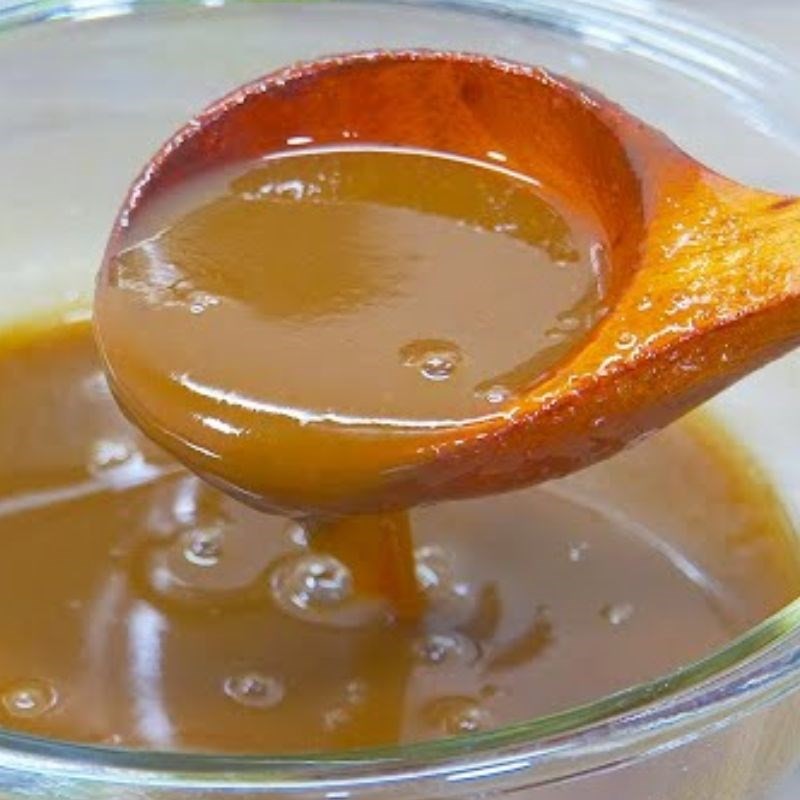 Thêm nước cốt me vào nồi canh cá bống dừa để tạo vị chua thanh