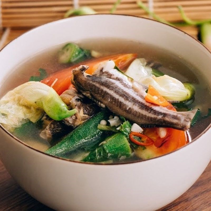 Canh cá bống dừa hoàn chỉnh với cá và rau, chuẩn bị thưởng thức