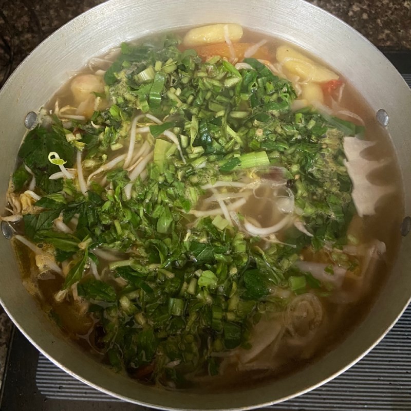 Đang nấu canh chua cá kình trên bếp