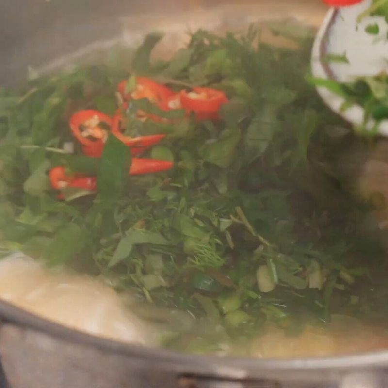 Nồi canh cá ngần đang sôi liu riu, tỏa hương thơm hấp dẫn