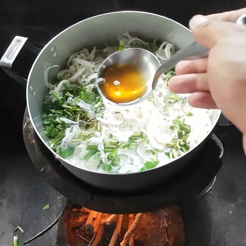 nem gia vi va cho rau nem vao noi canh chua ca kho