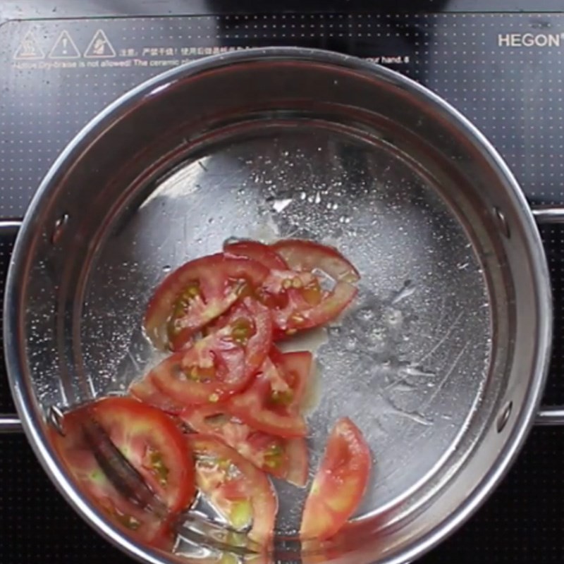 Cá chẽm được cho vào nồi nước sôi để nấu canh