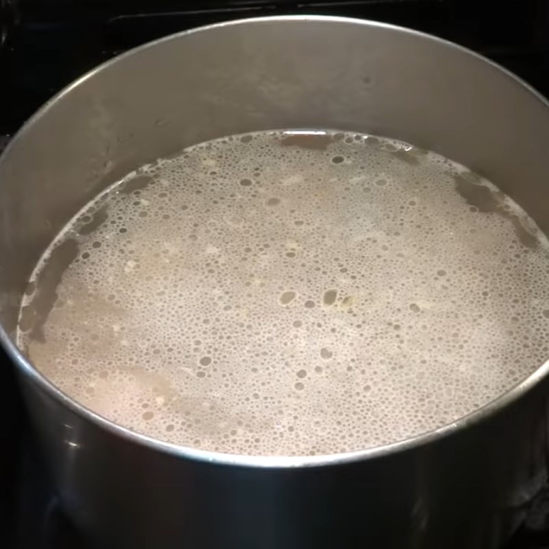 Nước canh sôi, vớt bọt để nước trong và ngon
