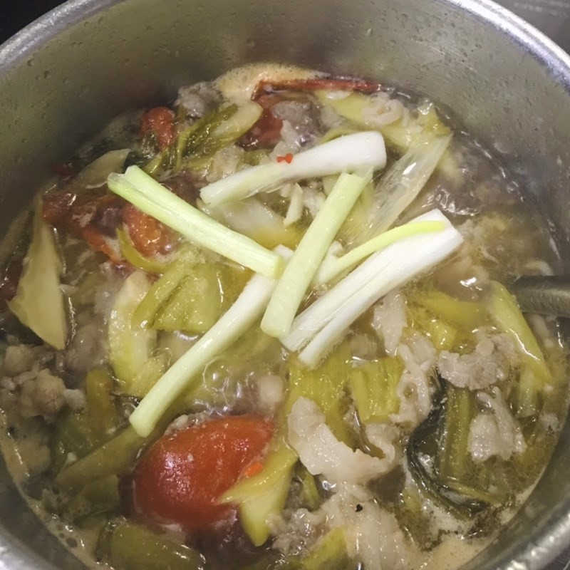 Nêm nếm gia vị vừa ăn cho nồi canh dưa chua thịt bò