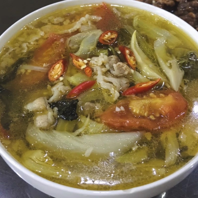 Nồi canh dưa chua thịt bò thơm ngon đã hoàn thành