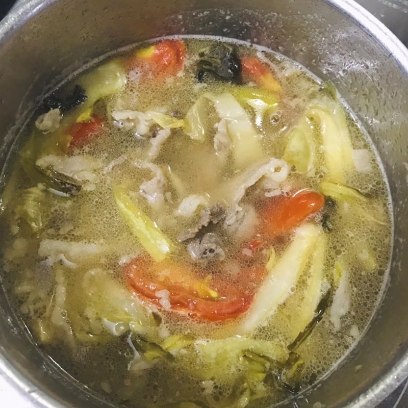 Kết hợp dưa chua và cà chua đã xào vào nồi canh thịt bò