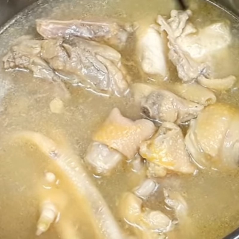 Xào thơm và thịt gà cho canh chua gà