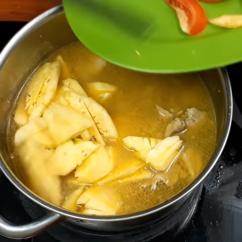 Nồi canh chua gà đang sôi với các loại rau củ tươi ngon