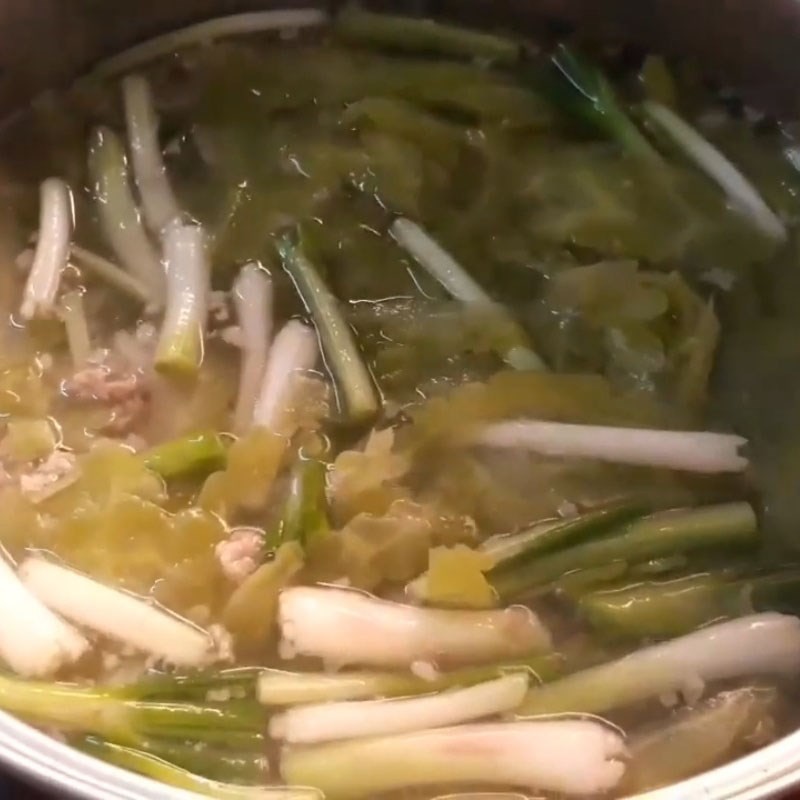 Nồi canh khổ qua thịt bằm đang sôi nhẹ trên bếp