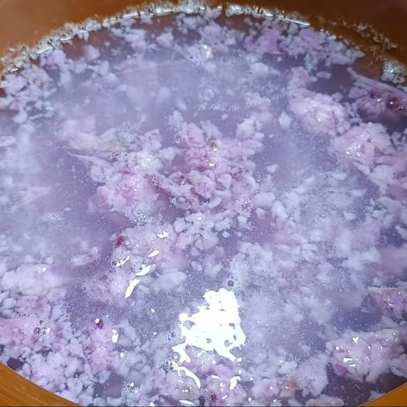 Nồi canh đang sôi, cho khoai mỡ đã nạo vào, liên tục khuấy đều để canh không bị dính đáy nồi và tạo độ sánh