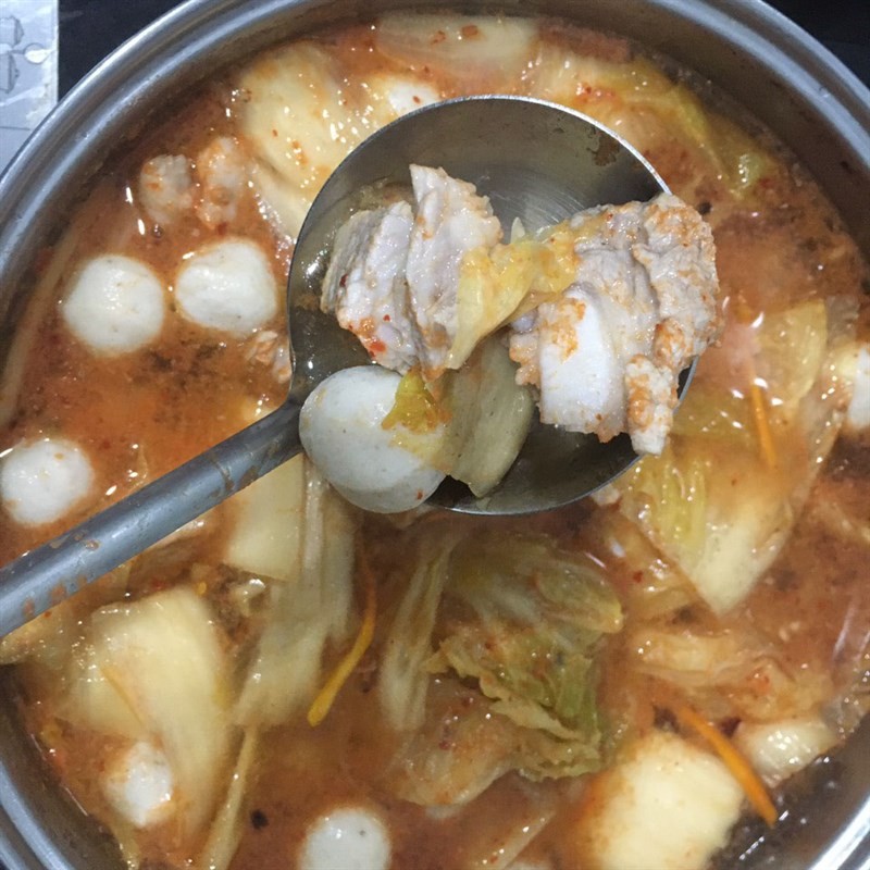 Bước 2 Nấu canh kim chi sườn non Canh kim chi sườn heo