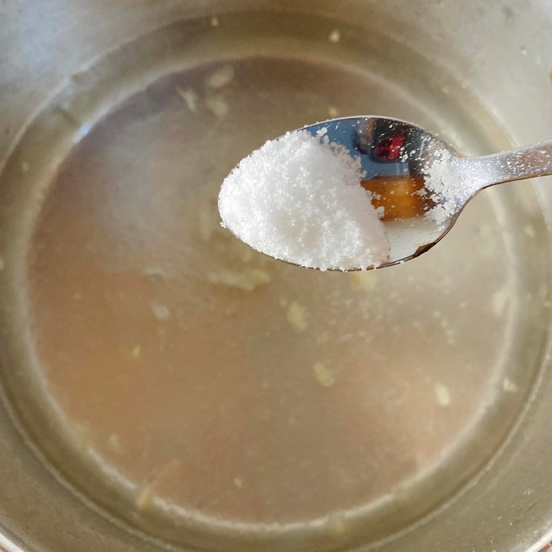 Nước sôi, thêm gia vị vào nồi chuẩn bị cho rau lang.