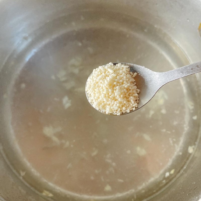 Thêm rau lang vào nồi nước sôi để rau chín đều và giữ màu xanh.