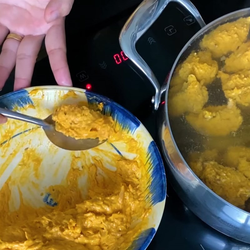 Bước 5 Chả cua đang được nấu trong nồi nước dùng