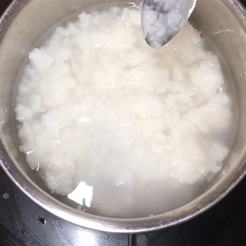 Gạo tẻ được trộn với dầu hành phi giúp cháo thơm và bóng hơn