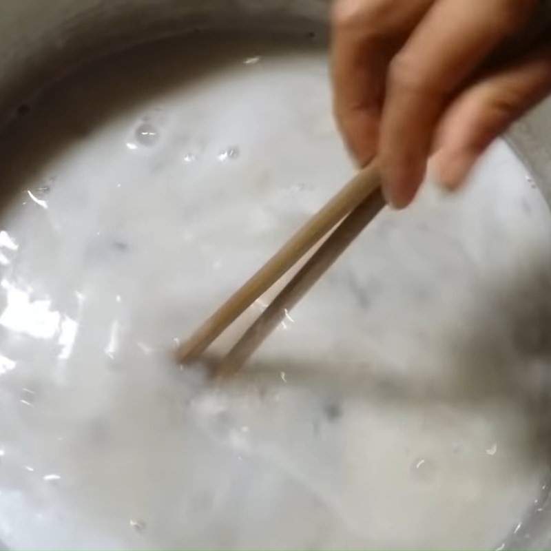 Nấu cháo trên bếp với lửa vừa