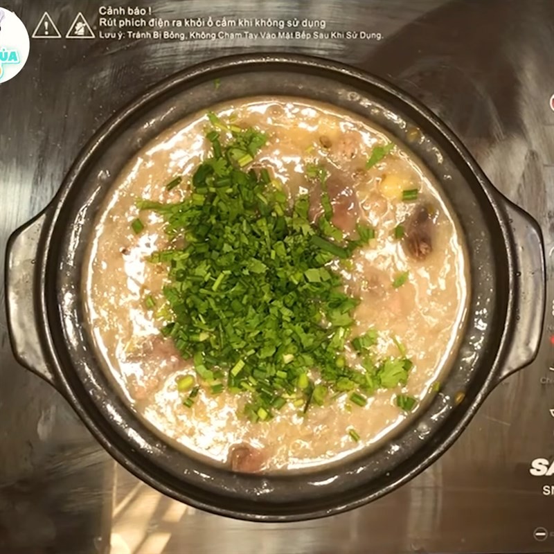 Bát cháo bồ câu hạt sen nóng hổi