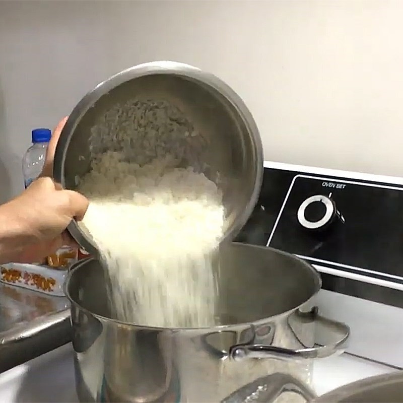 Nồi cháo gạo trắng đang được nấu nhừ để làm cháo bò đậu xanh