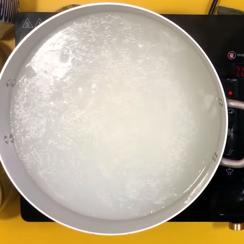 Nồi cháo đang được nấu, chuẩn bị cho nồi lẩu cháo cá nóng hổi